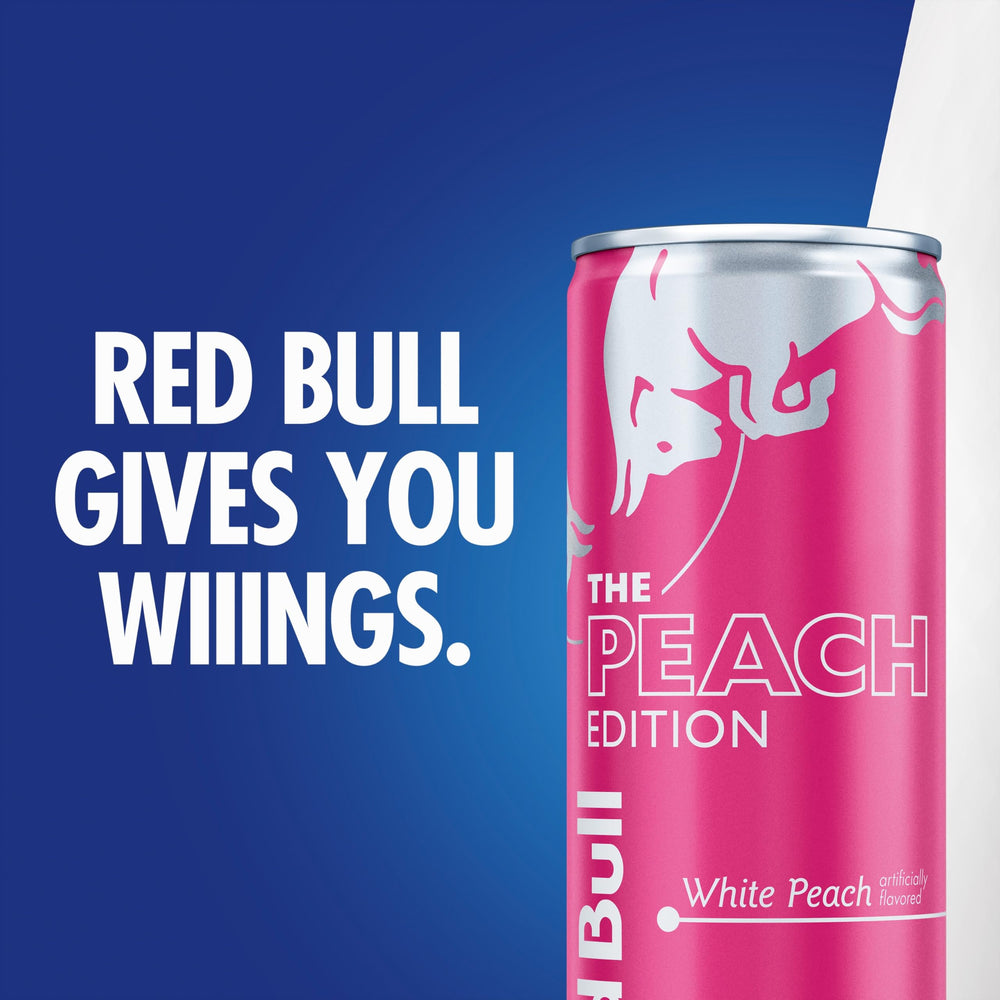 Red Bull White Peach estilizada en ambiente veraniego para momento refrescante
