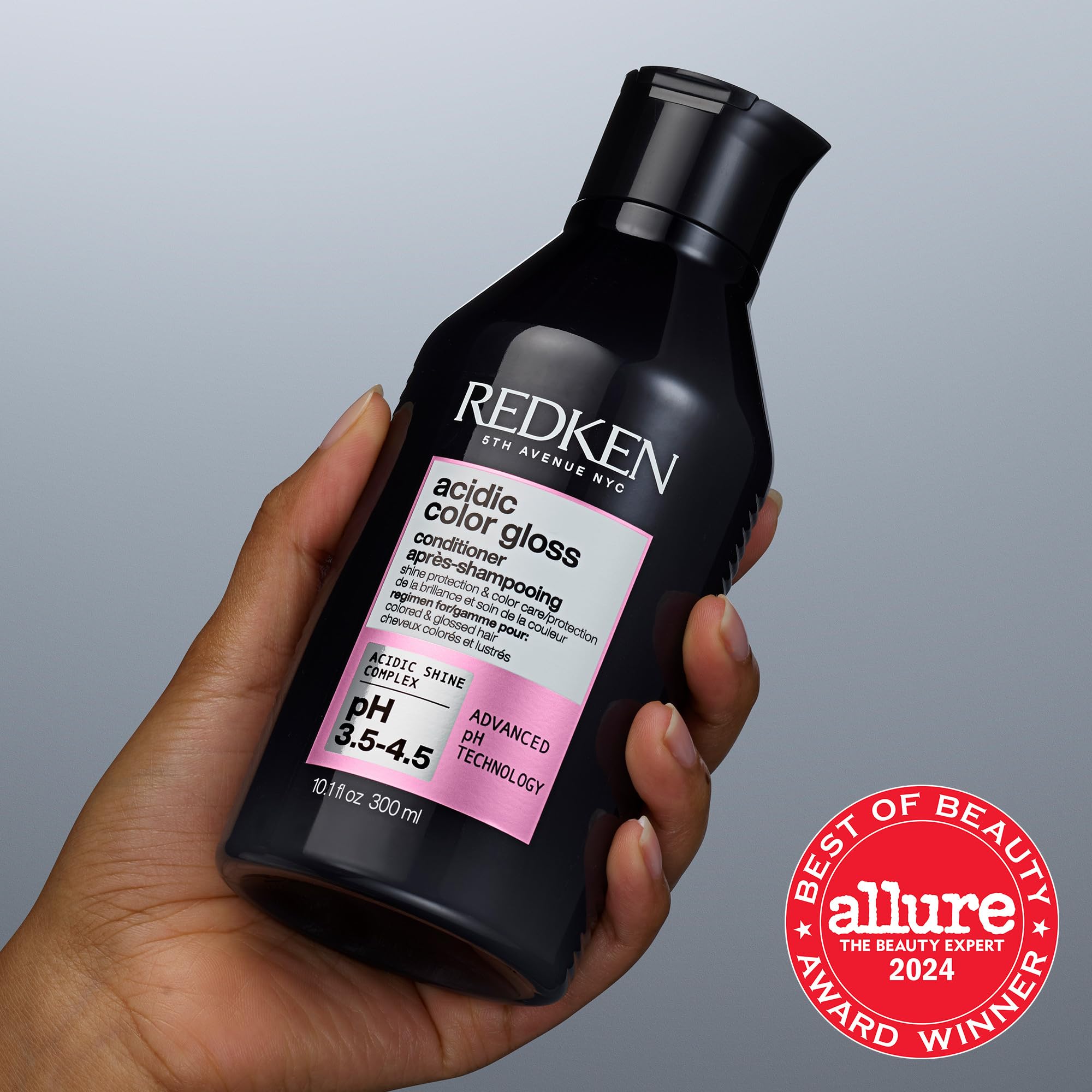 Redken producto en ambiente de salón, sugiere resultado profesional y brillo
