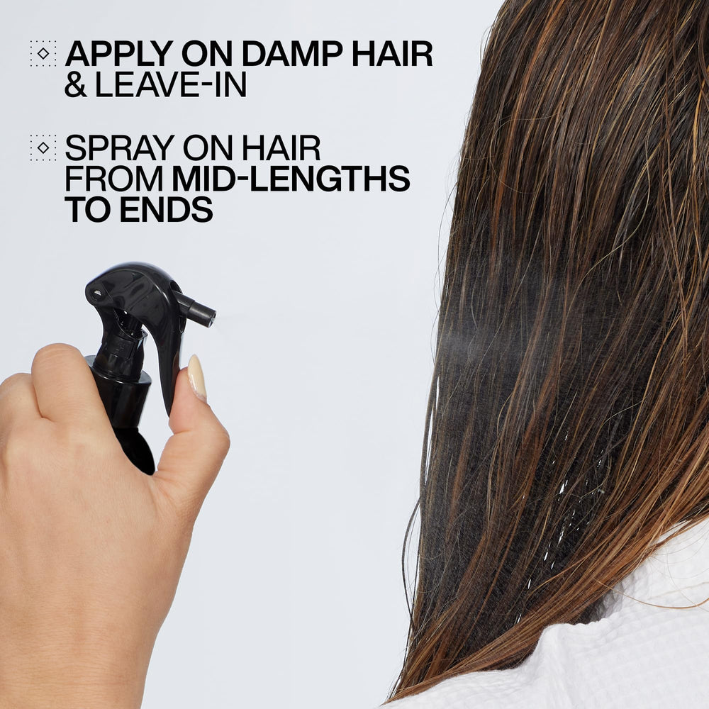 Redken producto junto a shampoo y acondicionador para rutina completa