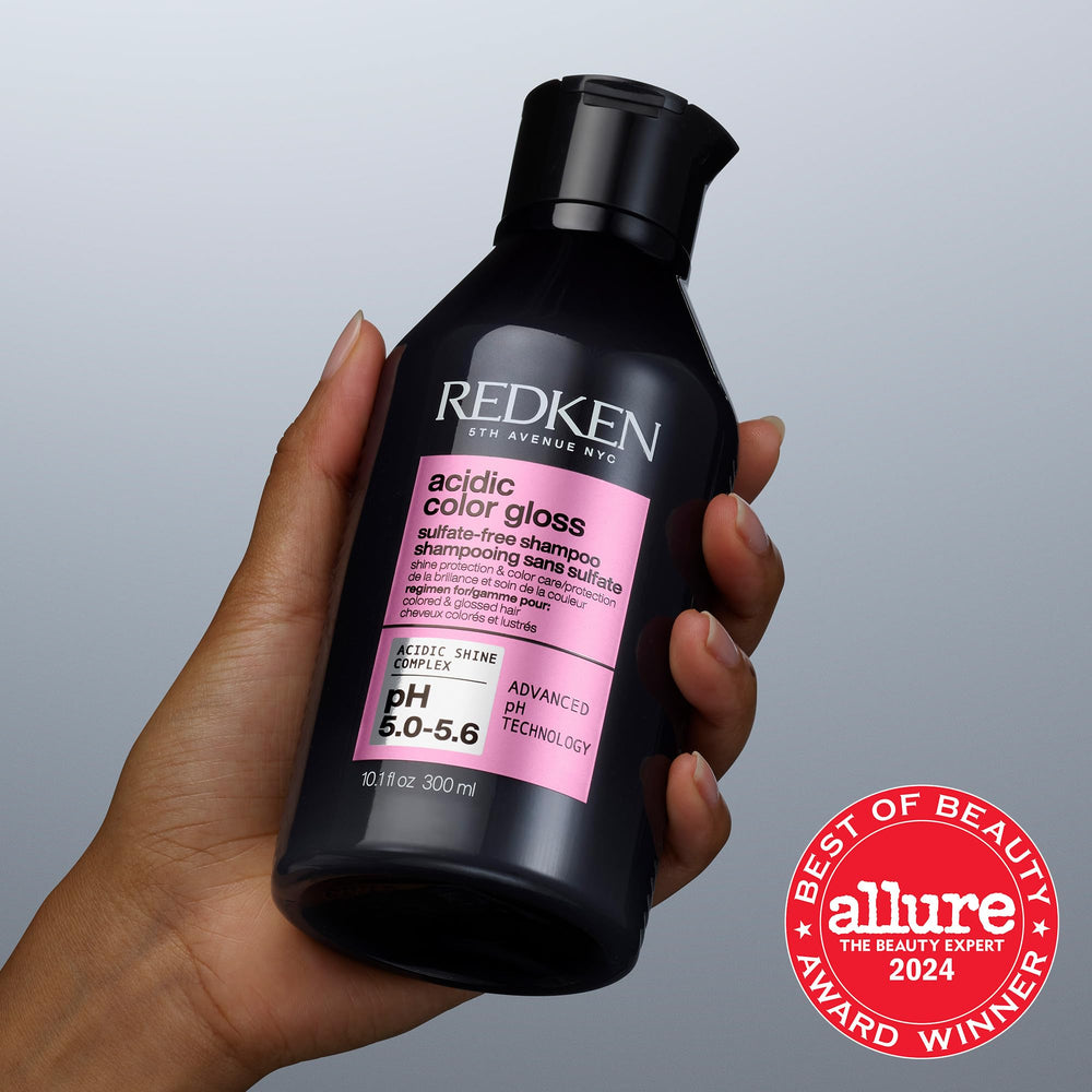 Redken champú Acidic Color Gloss en baño moderno ilustrando uso en rutina diaria