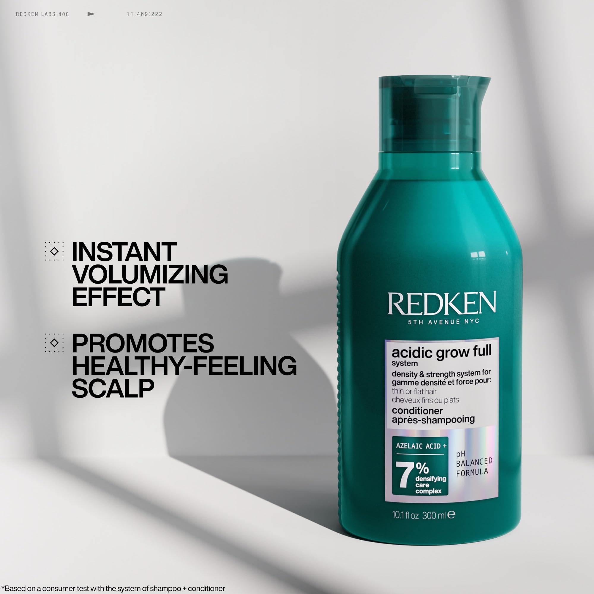 Redken Acidic Grow Full aplicando acondicionador sobre cabello mojado