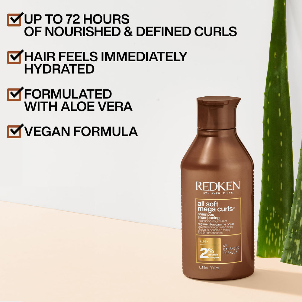 Redken champú en uso aplicándose sobre rizos para limpiar sin resecar