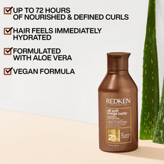 Redken champú en uso aplicándose sobre rizos para limpiar sin resecar