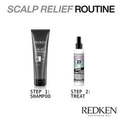 Redken botella al lado de una mano para comparar tamaño y uso cómodo