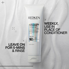 Redken botella 1 fl oz junto a otros objetos para comparar tamaño