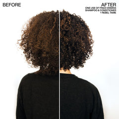 Redken Frizz Dismiss aplicación en mano que facilita desenredar sin tirones