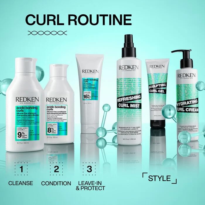 Redken producto en baño junto a rutina de cuidado capilar diaria.