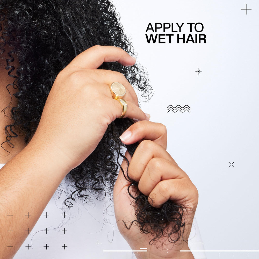 Redken tubo junto a regla para mostrar tamaño y cantidad exacta.