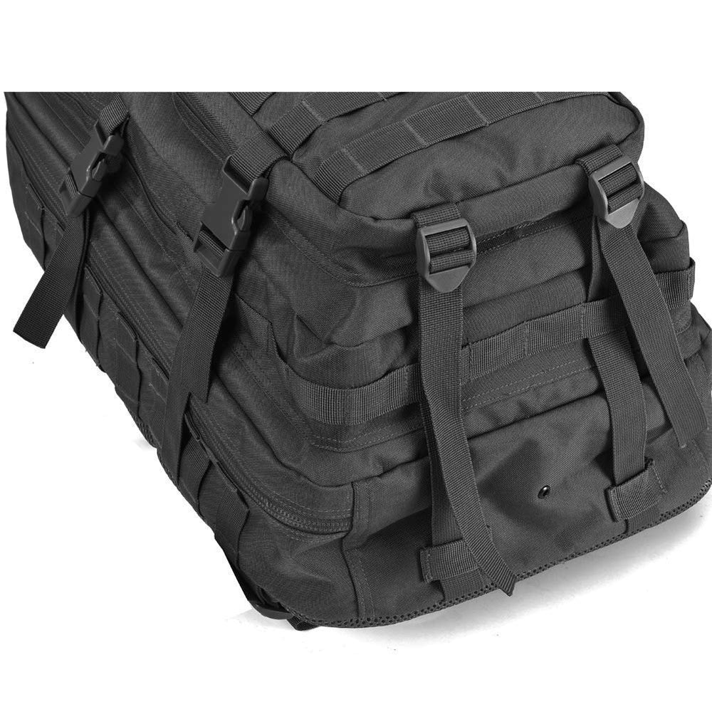 REEBOW GEAR mochila colocada en terreno de campo para uso outdoor