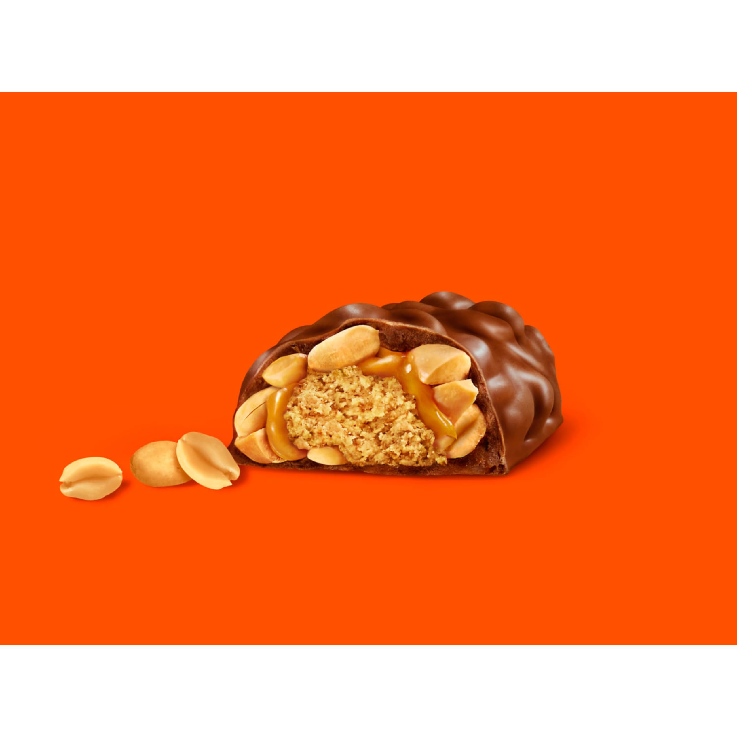 Reese's primer plano de cacahuates troceados aportando crujiente