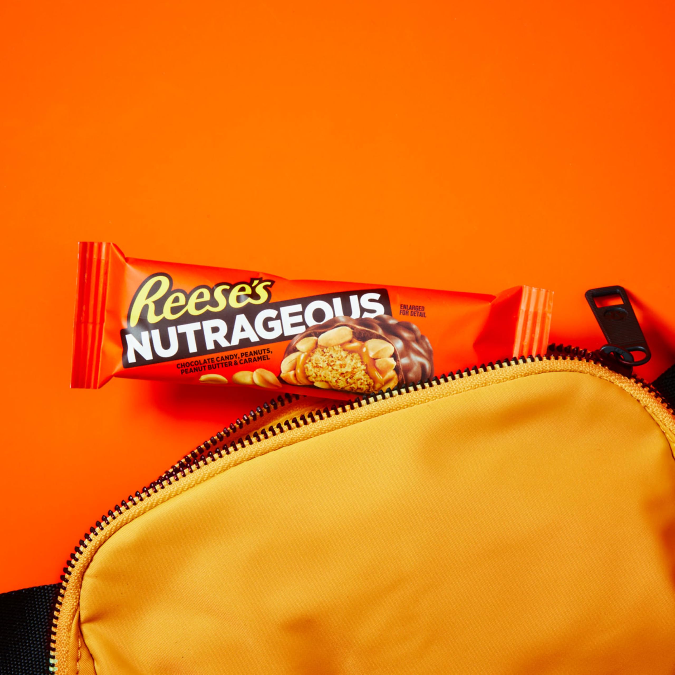 Reese's barra junto a regla para referencia de tamaño porción