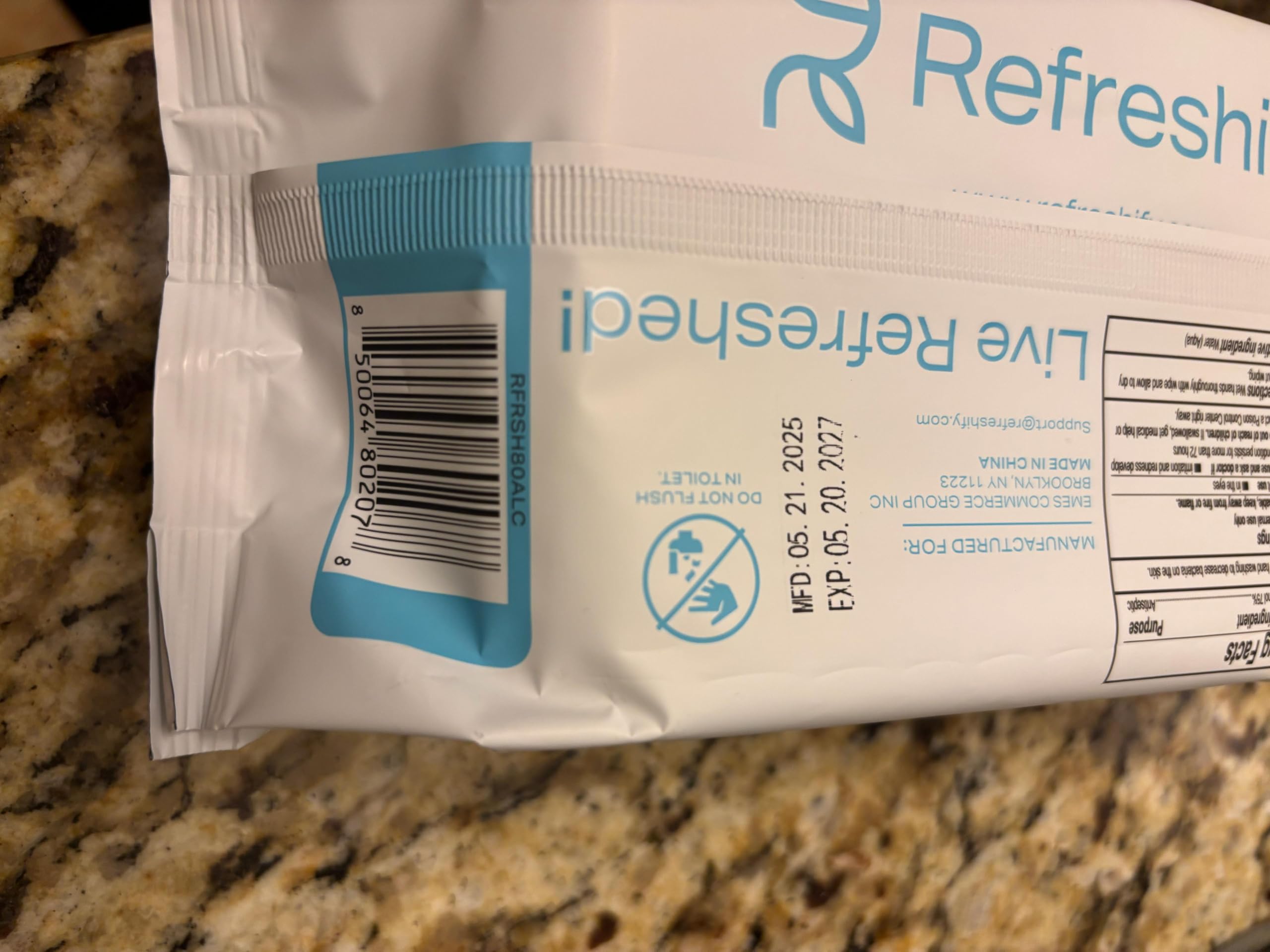 REFRESHIFY comparación de tamaño con un pañuelo para mayor cobertura