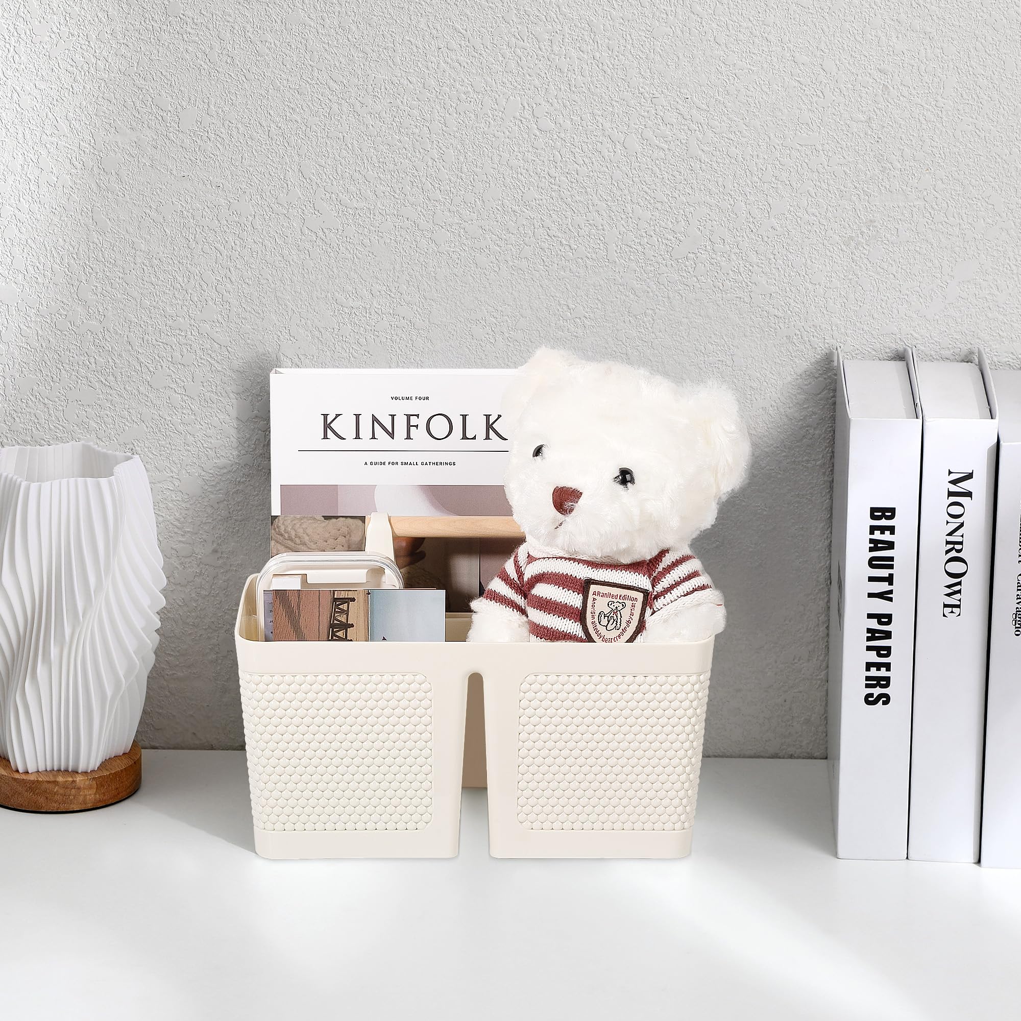 rejomiik caddy en dormitorio sobre estante ordenando artículos personales