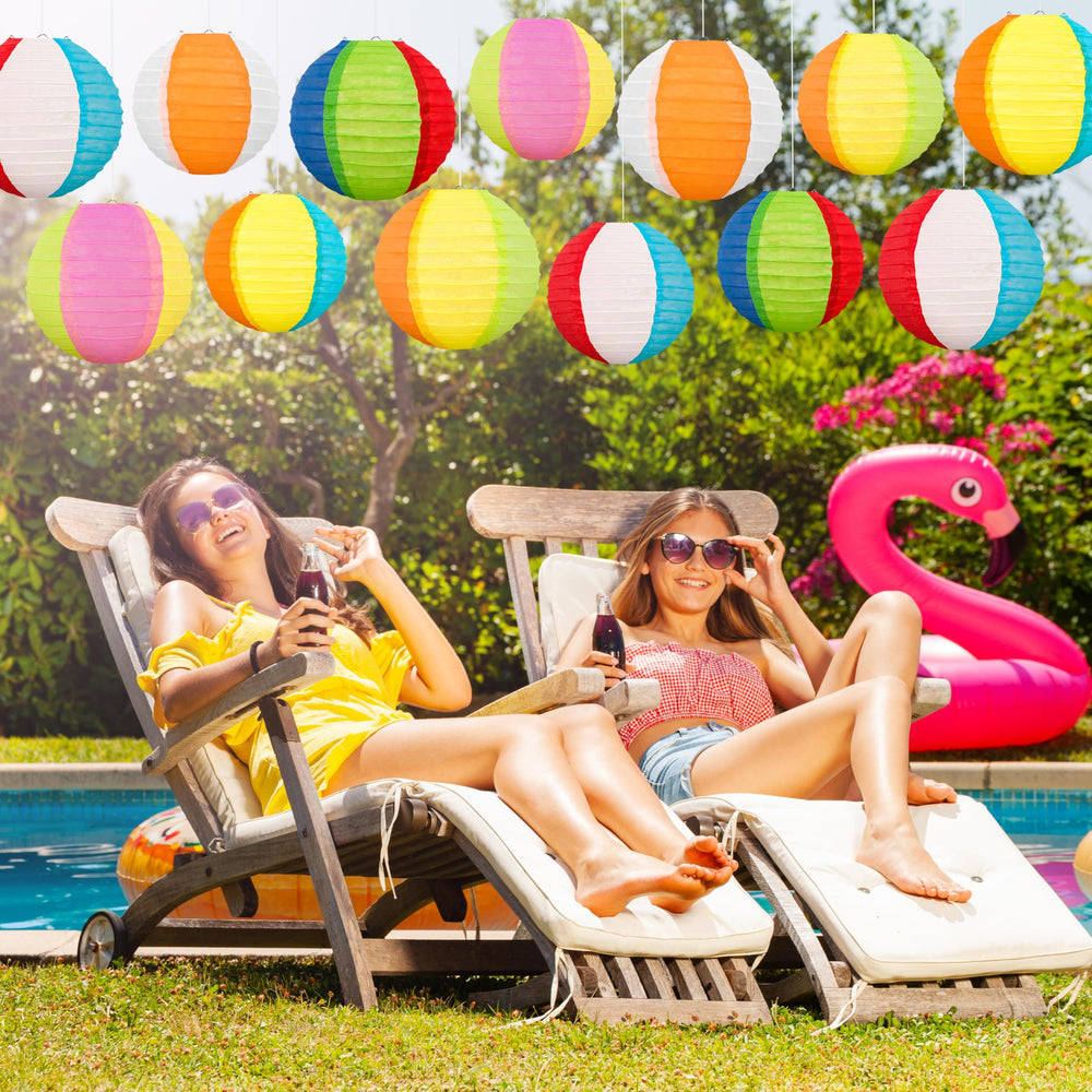 Renbuzhu farolillos colgados sobre piscina creando ambiente festivo