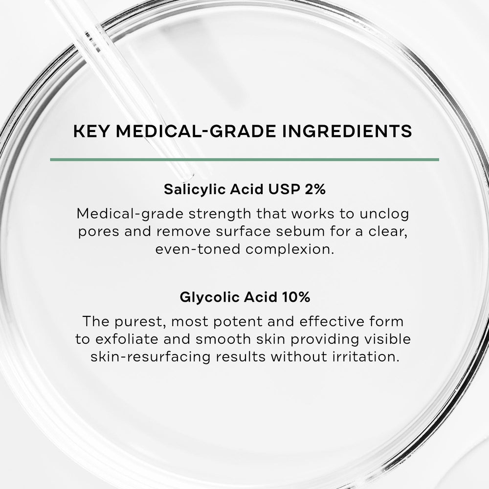 Uso de almohadilla Replenix en mano aplicando en rostro para exfoliar