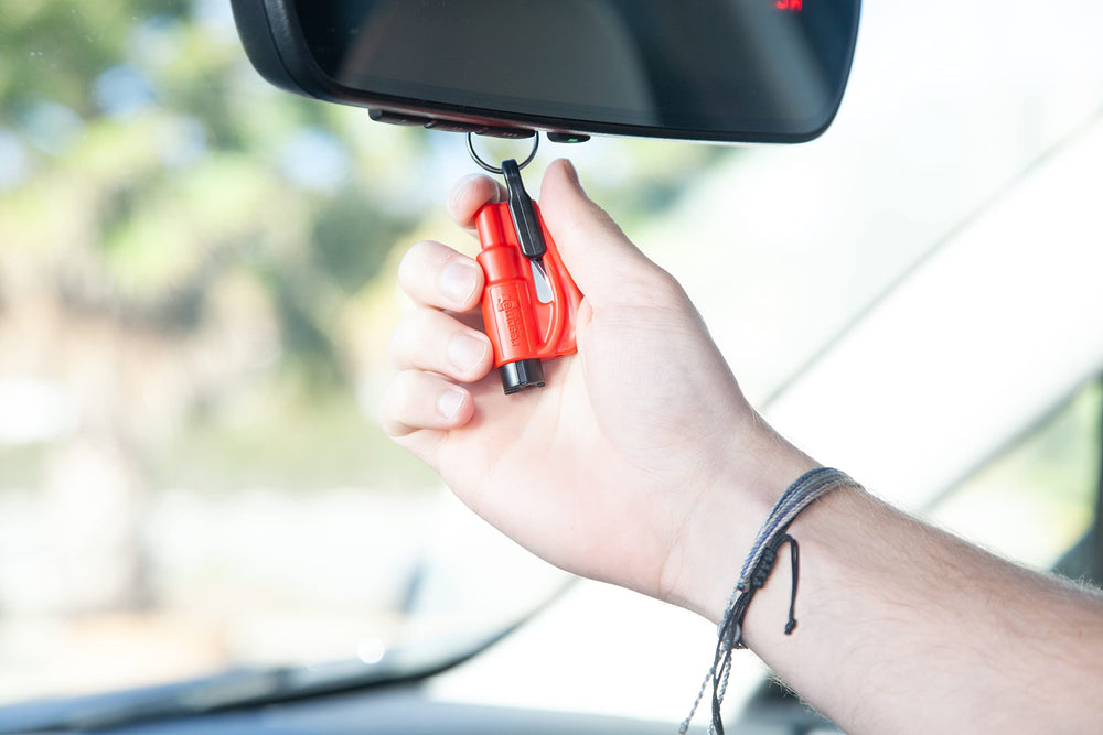 RESQME fijada al parasol del coche, acceso rápido y ordenado