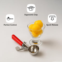 Restaurantware Met Lux porcionando helado con gatillo para porciones uniformes