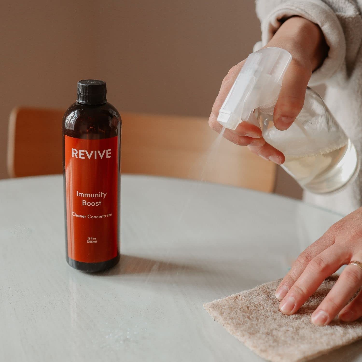 REVIVEEO aceites esenciales en cuenco, resaltando origen vegetal