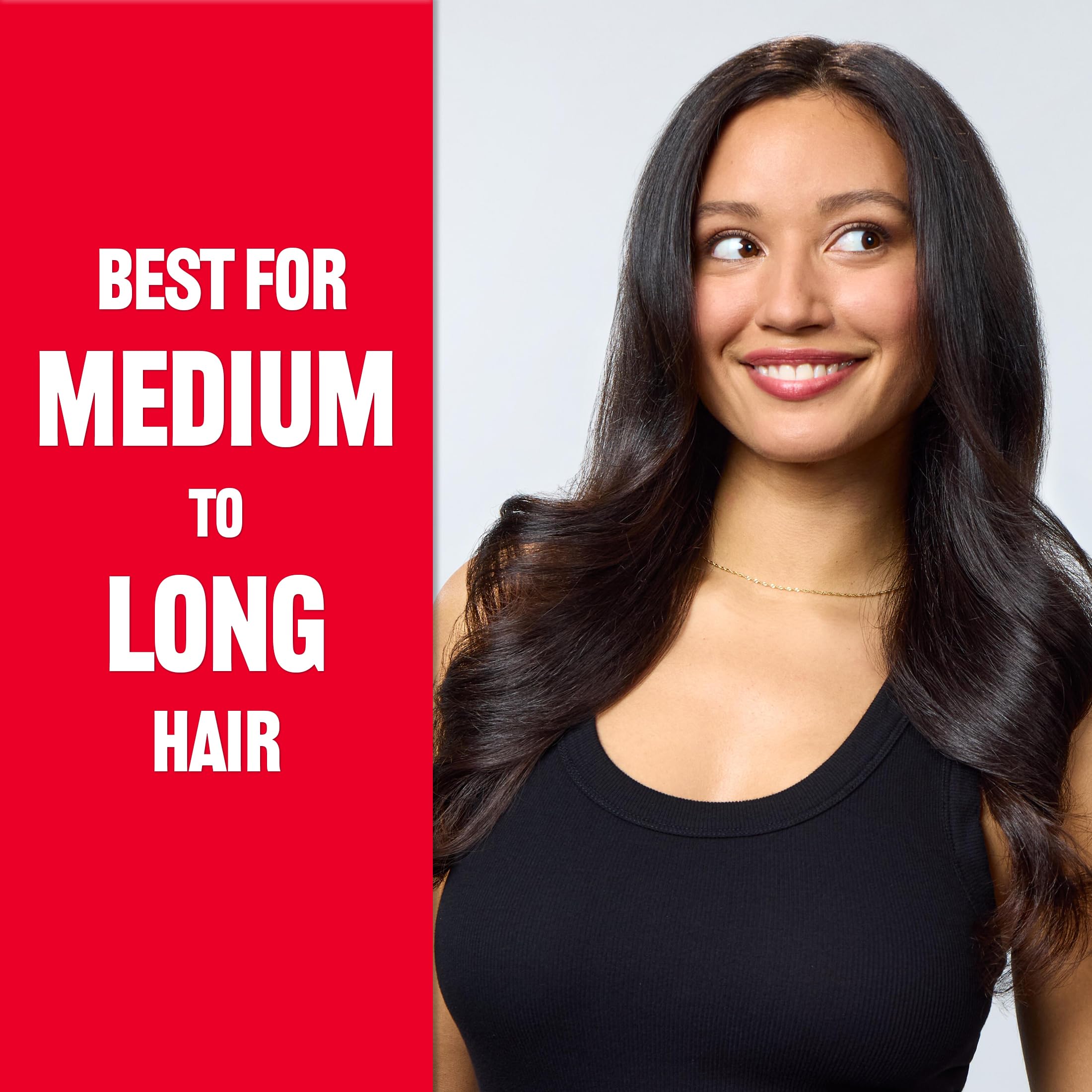 Cepillo REVLON en mano secando cabello húmedo para peinado eficiente