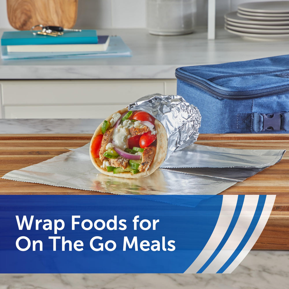 Reynolds Wrap hoja junto a una mano para mostrar tamaño práctico