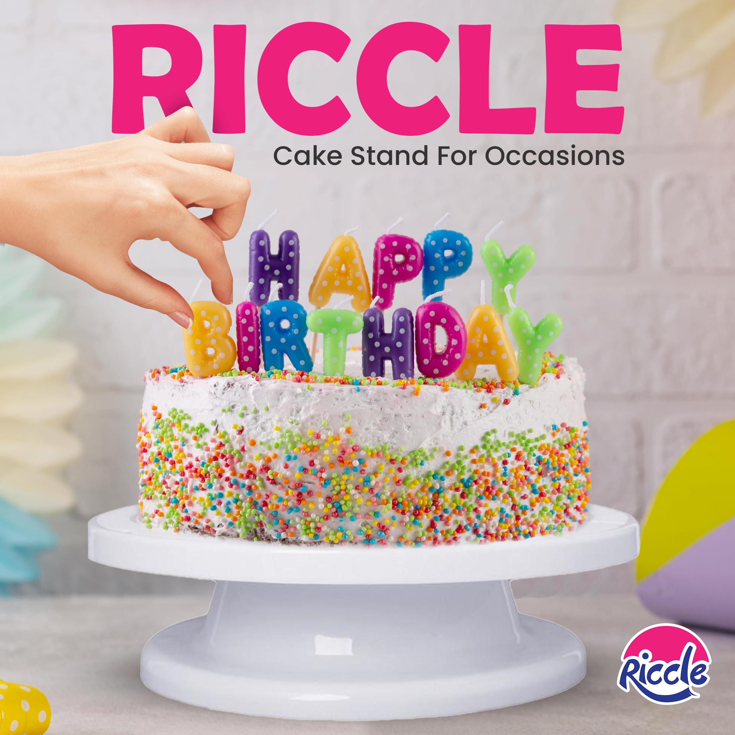 RICCLE escena lifestyle con persona decorando pastel en cocina doméstica