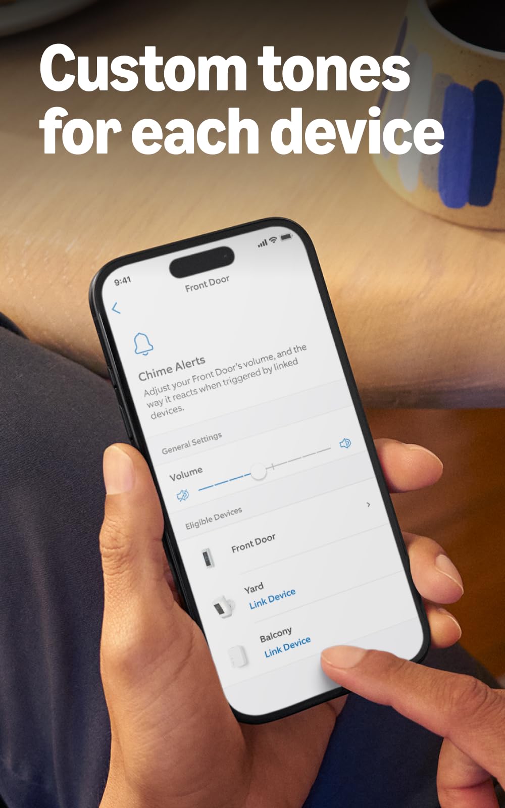 Ring Chime Plus en uso con alerta sonora mientras familia se mueve en casa