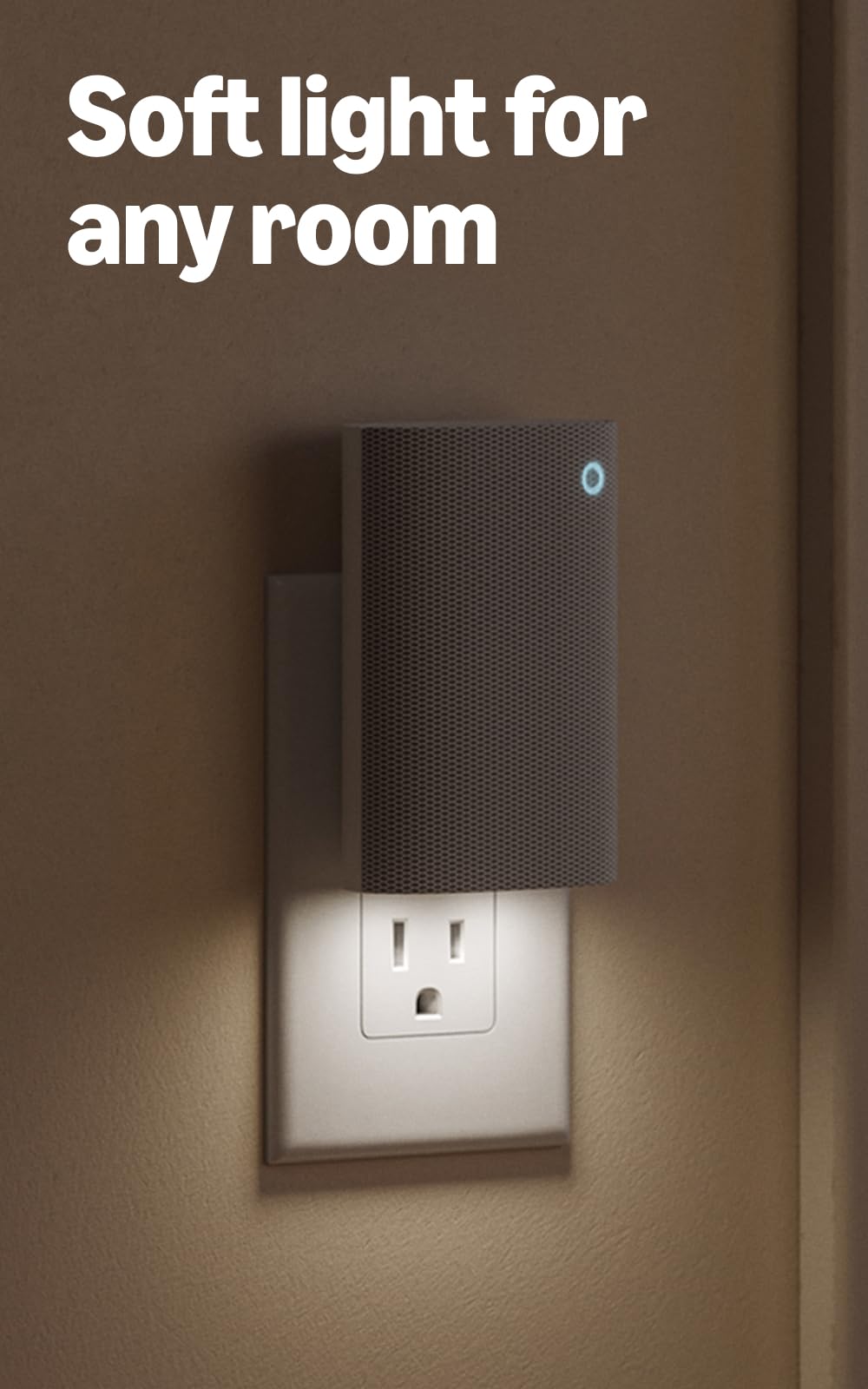 Ring Chime Plus junto a un enchufe para comparar tamaño y ocupación