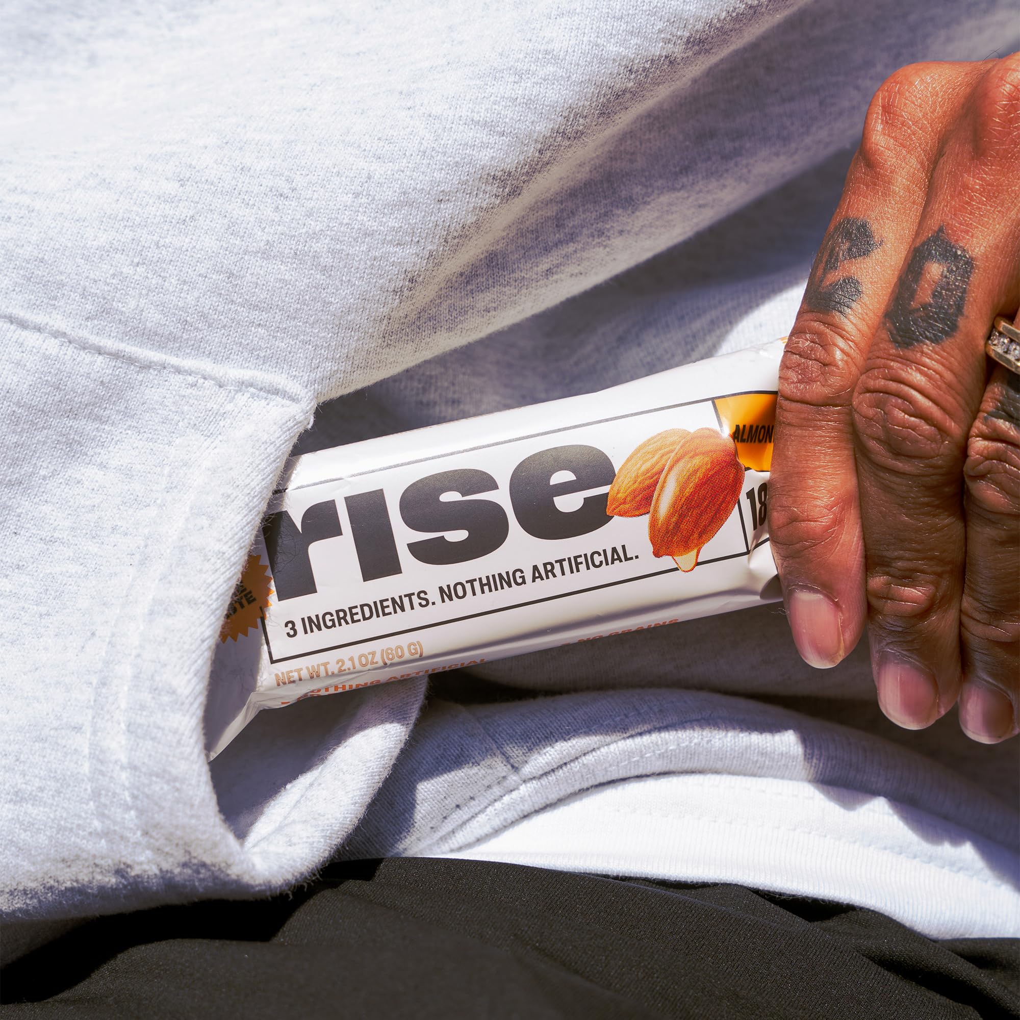 Rise barritas dentro de mochila para snack al viajar o en movimiento