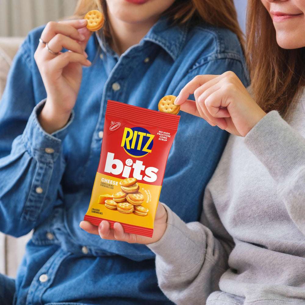 Ritz disposición en tabla de aperitivos junto a frutas y quesos, perfecto para reuniones