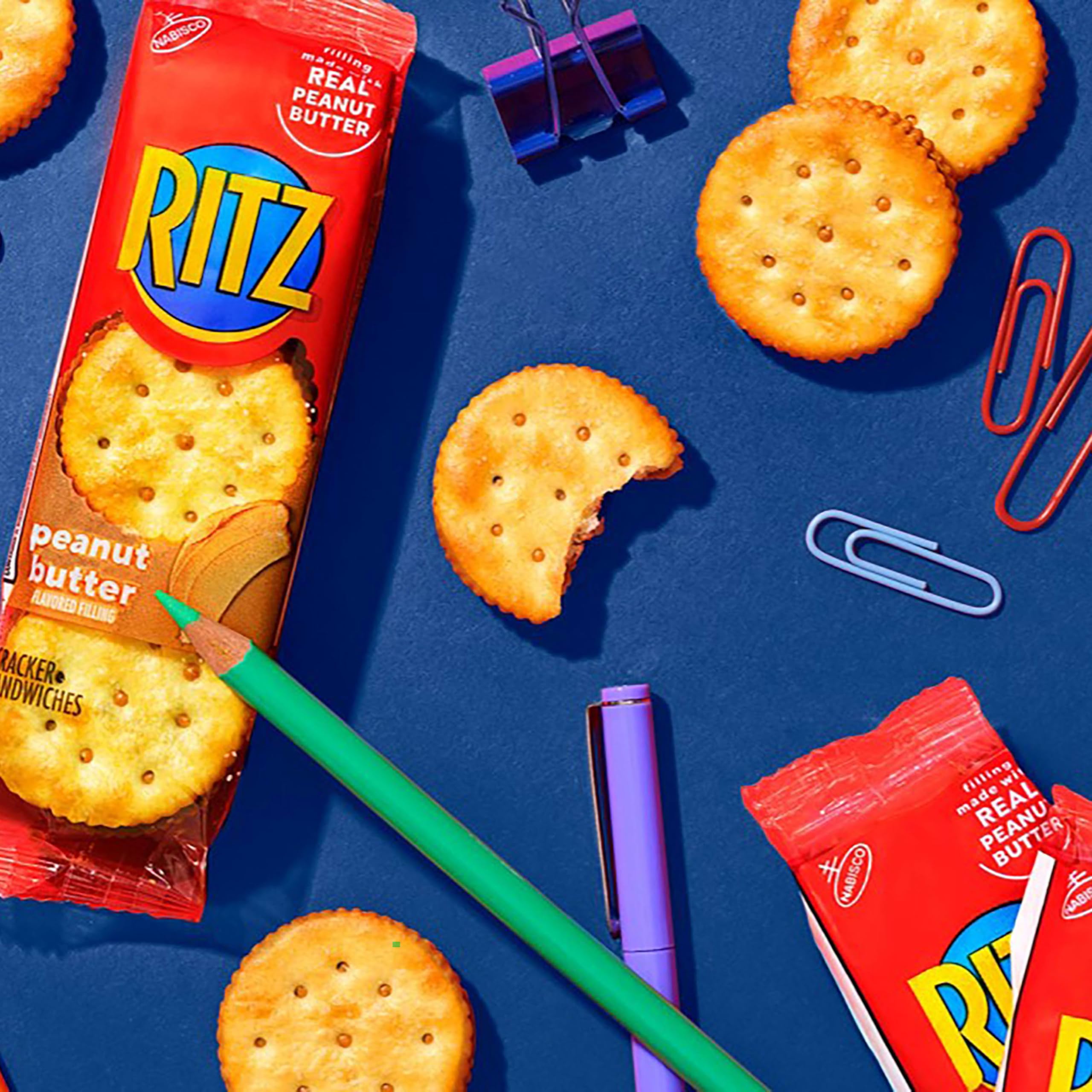RITZ snack sobre escritorio en oficina, alternativa práctica entre tareas