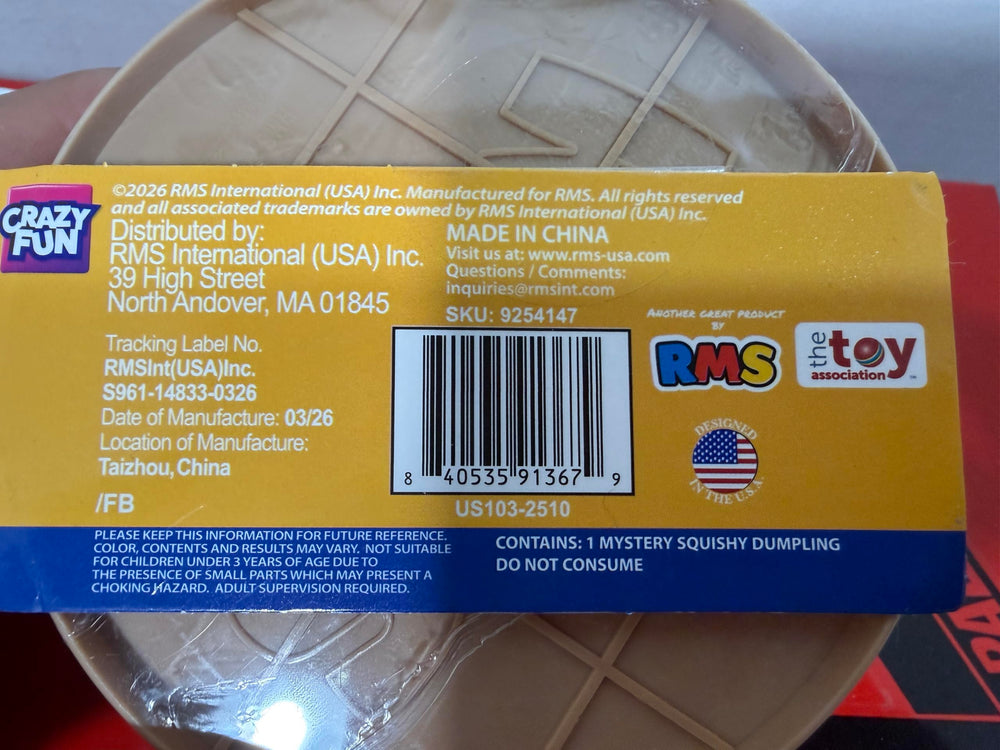 RMS Crazy Fun dumpling en vitrina con otros coleccionables, destaca brillo dorado para exhibir