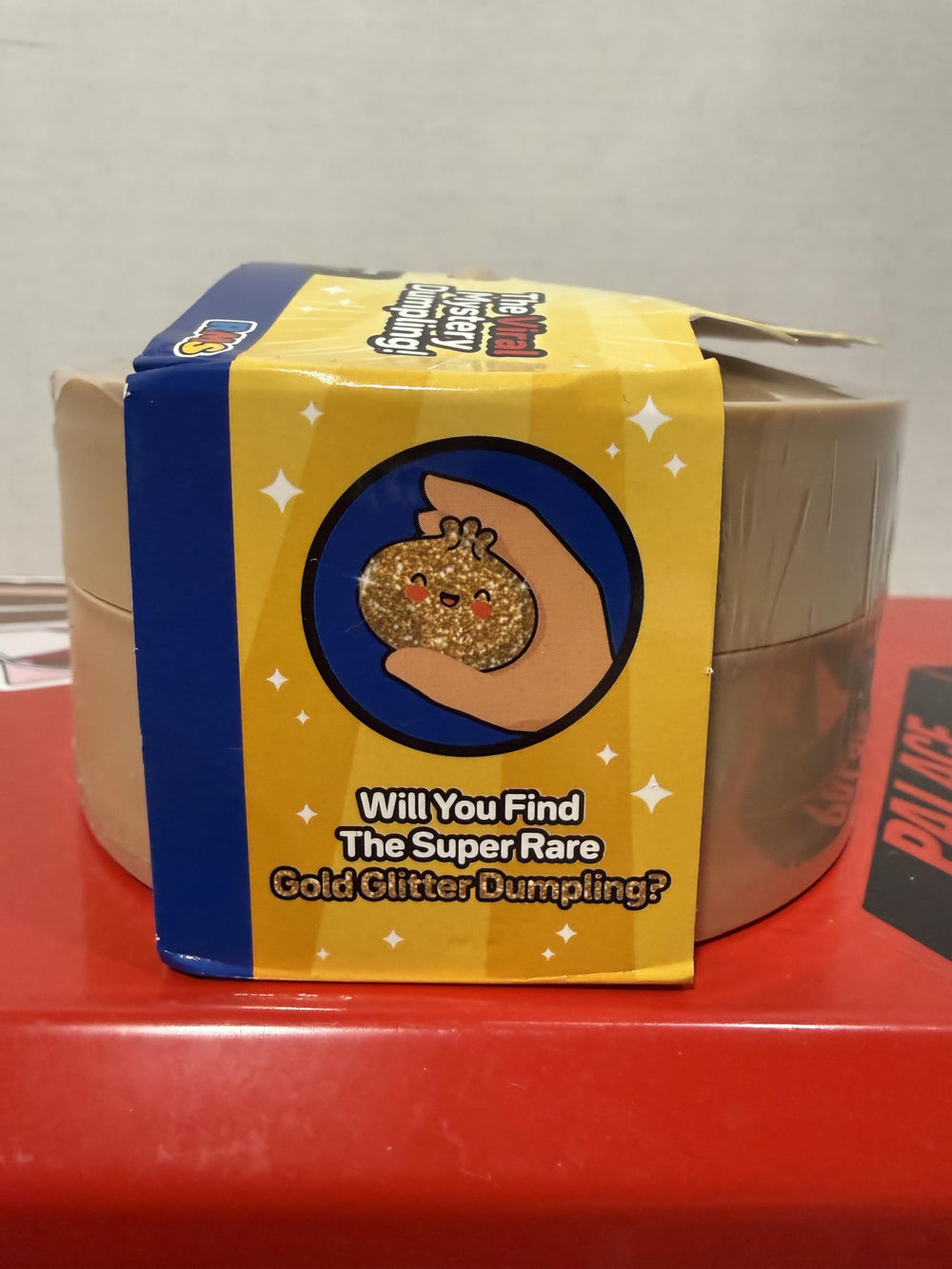 RMS Crazy Fun dumpling primer plano de textura suave, muestra recuperación lenta y tacto agradable