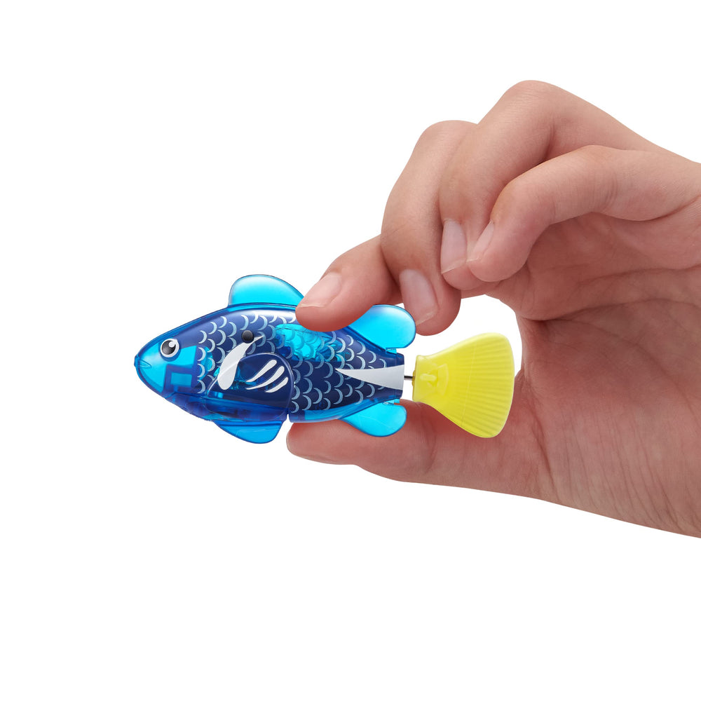 Robo Alive nadando en agua demostrando movimiento realista y diversión