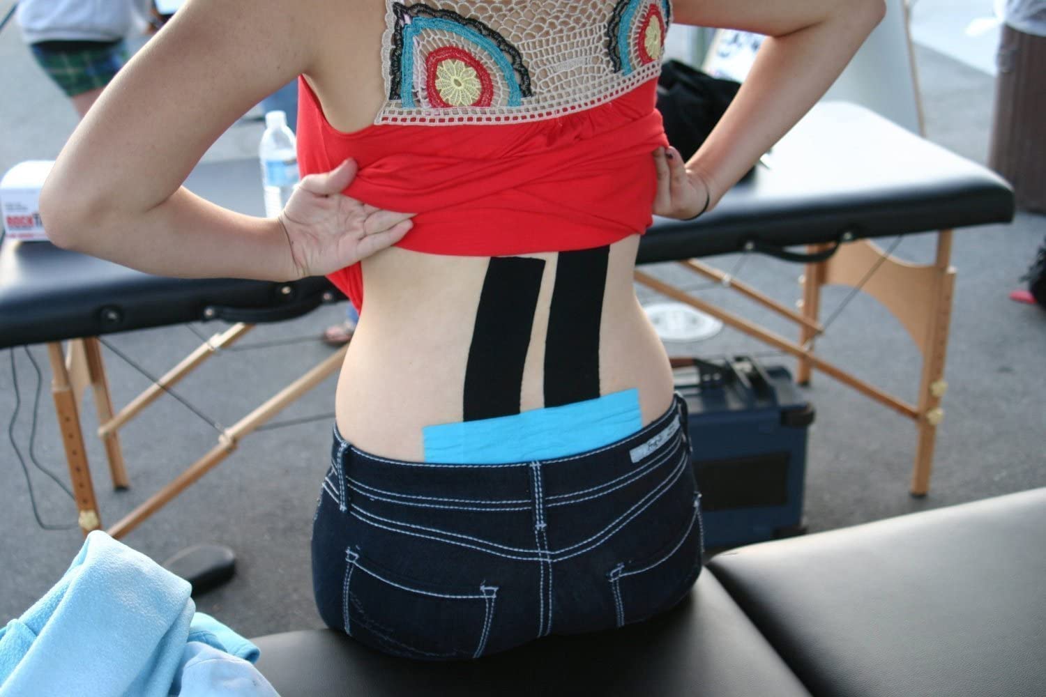 RockTape en escenario deportivo mostrando uso real y transpirabilidad