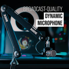 RØDE PodMic primer plano de rejilla y filtro anti‑pop integrado