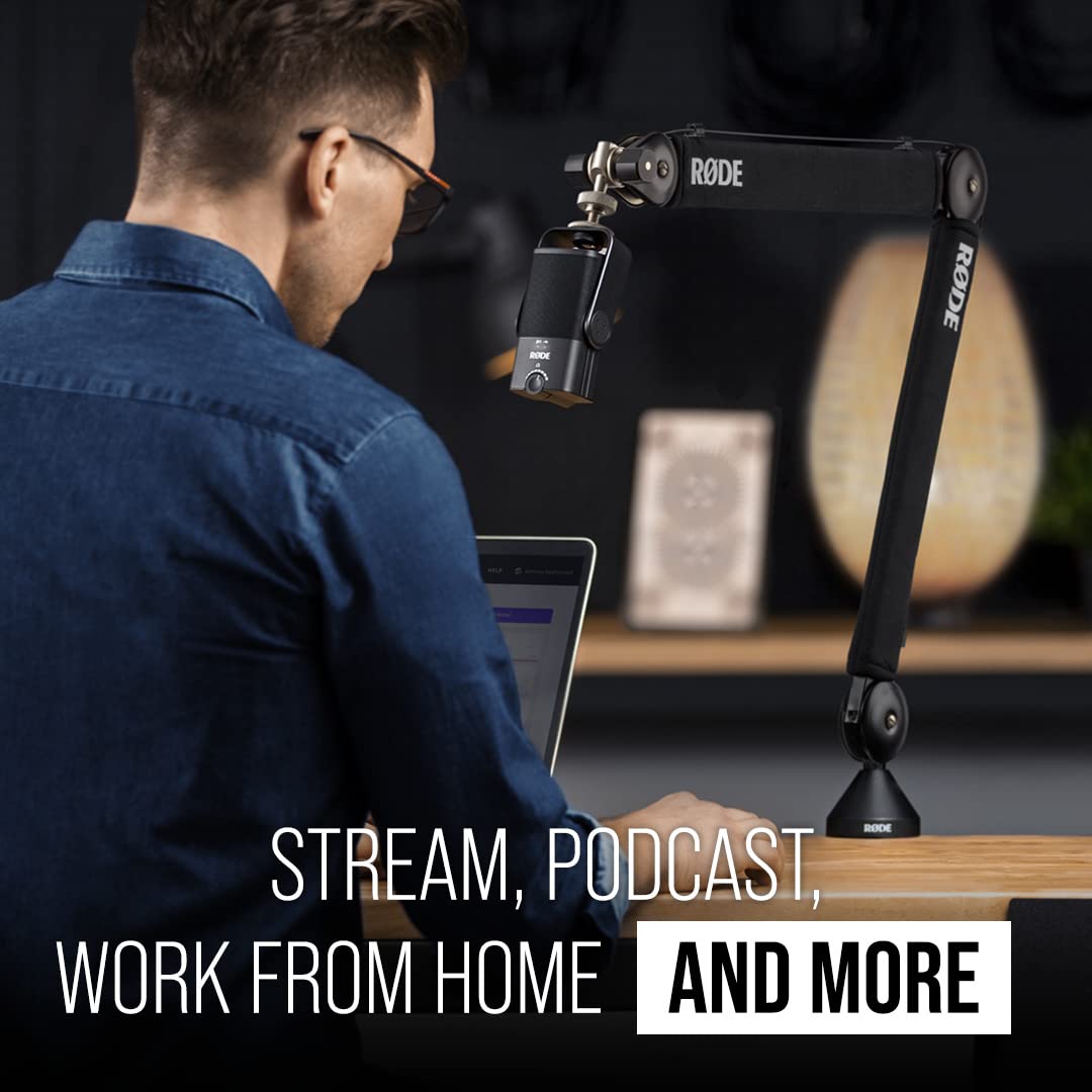 RØDE PSA1+ clamp de sujeción en escritorio asegurando montaje estable y seguro