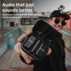 RØDE dos personas en entrevista usando los micrófonos para sonido profesional