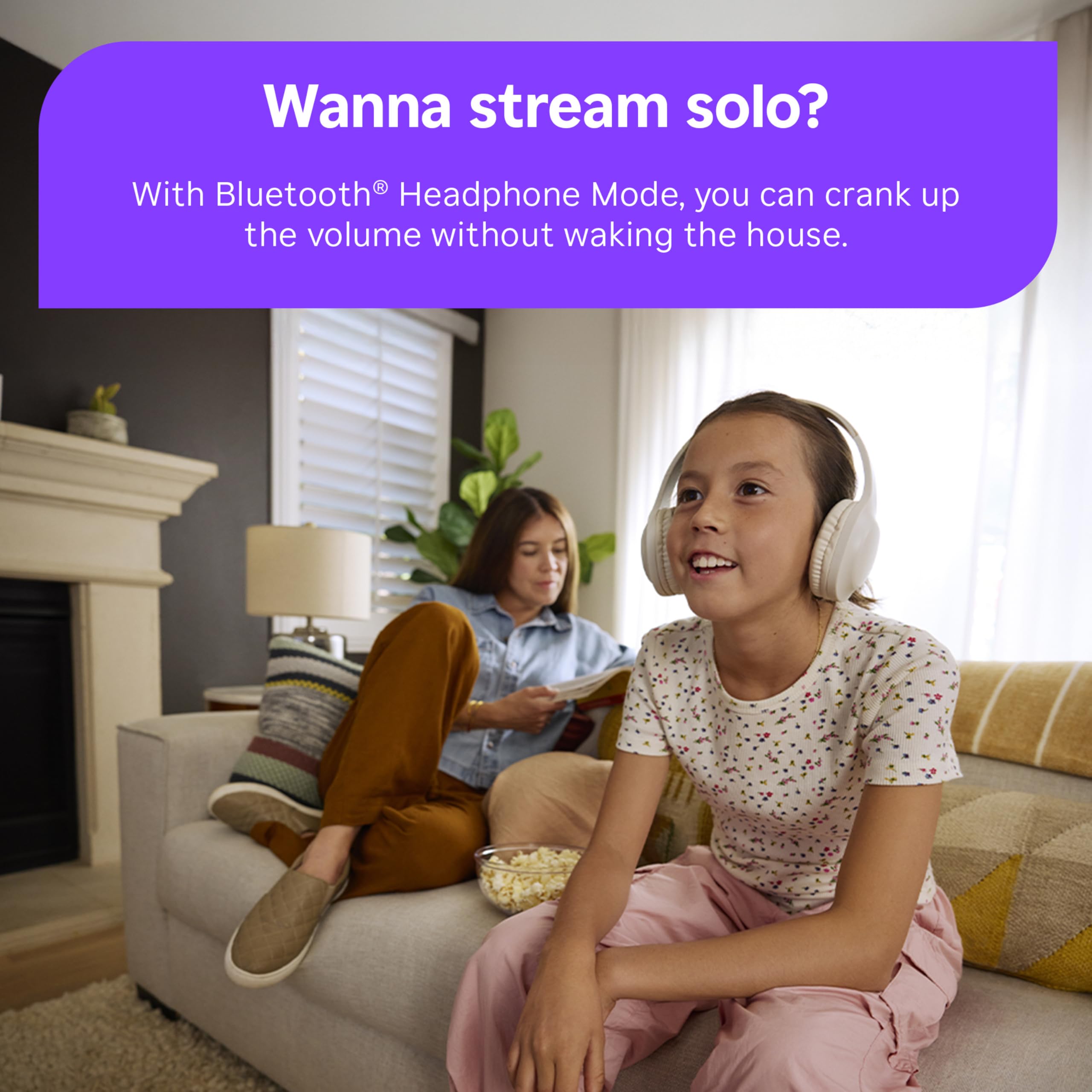 Roku junto a una mano para comparar tamaño y facilidad de transporte