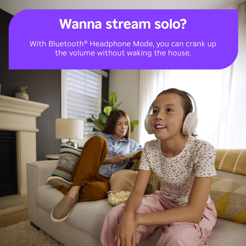 Roku junto a una mano para comparar tamaño y facilidad de transporte