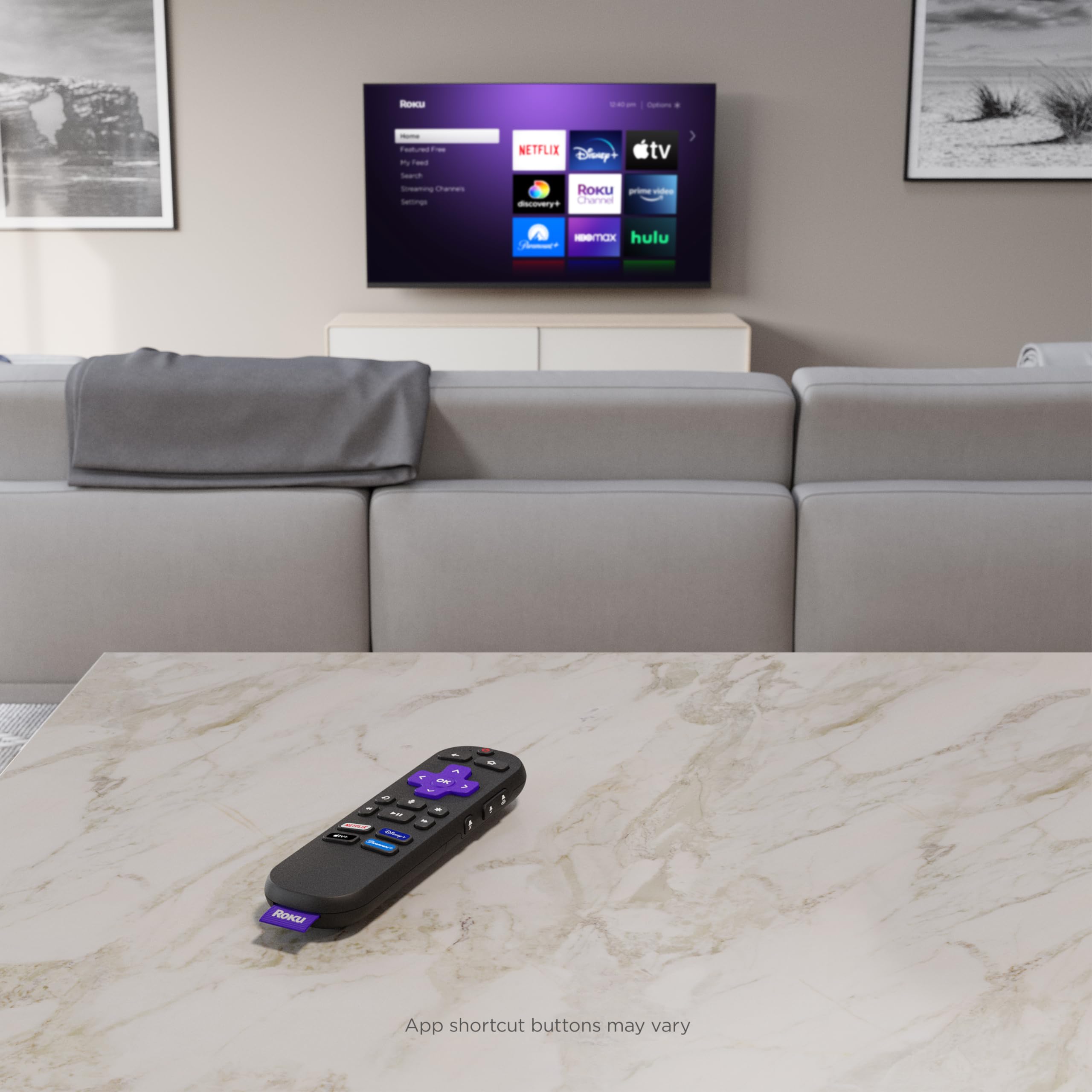 Roku mando junto a una mano para comparar tamaño y facilitar su manejo