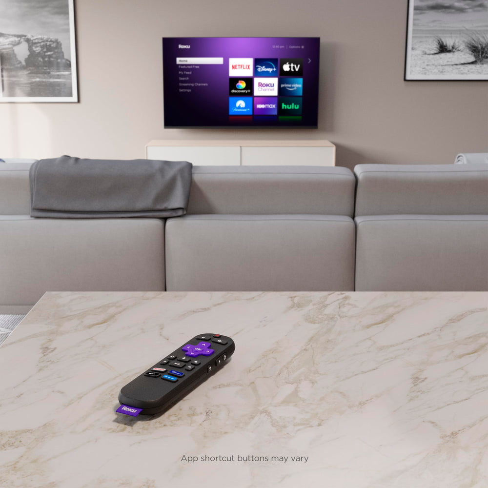 Roku mando junto a una mano para comparar tamaño y facilitar su manejo