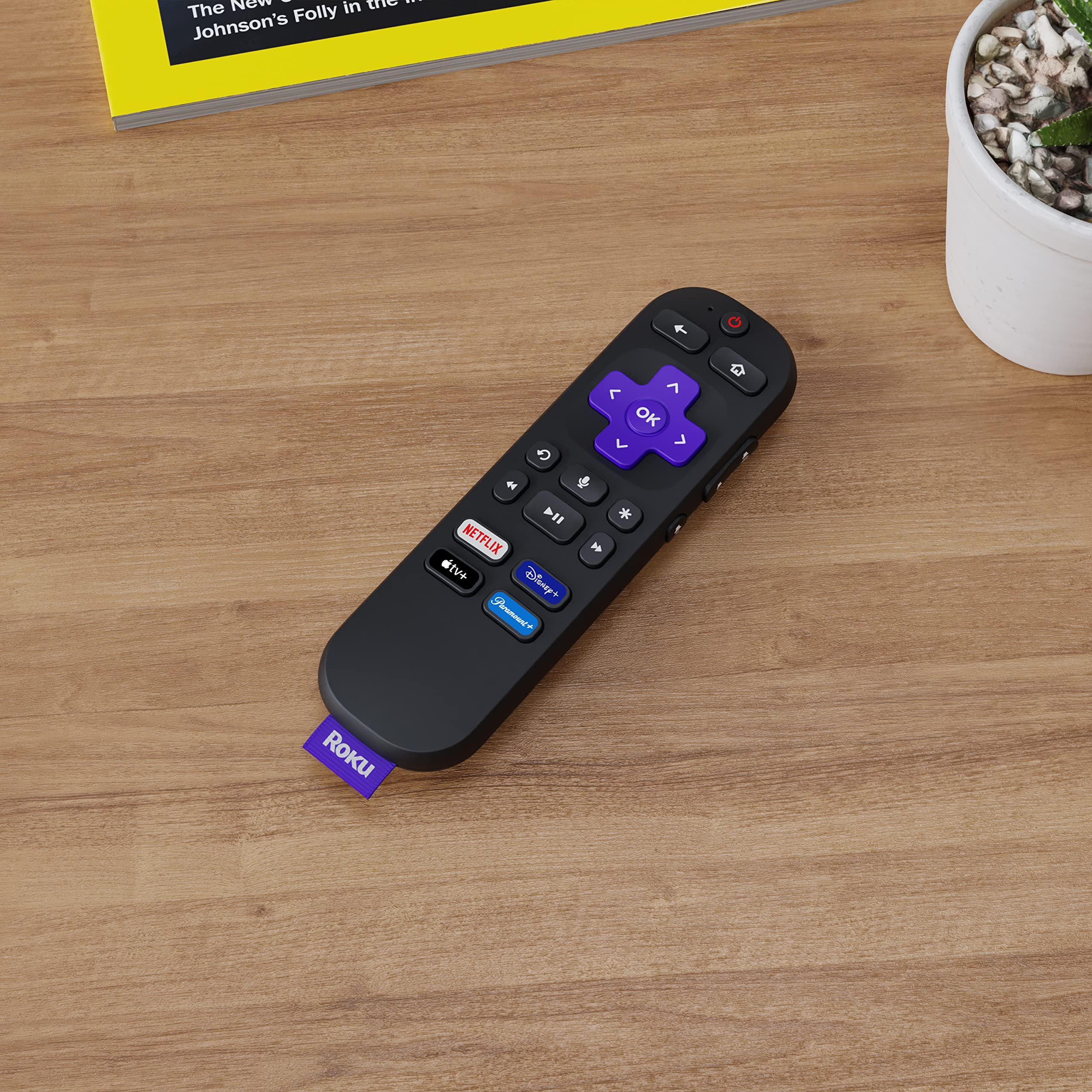 Roku mando frente a un Roku TV emparejado demostrando conexión sencilla