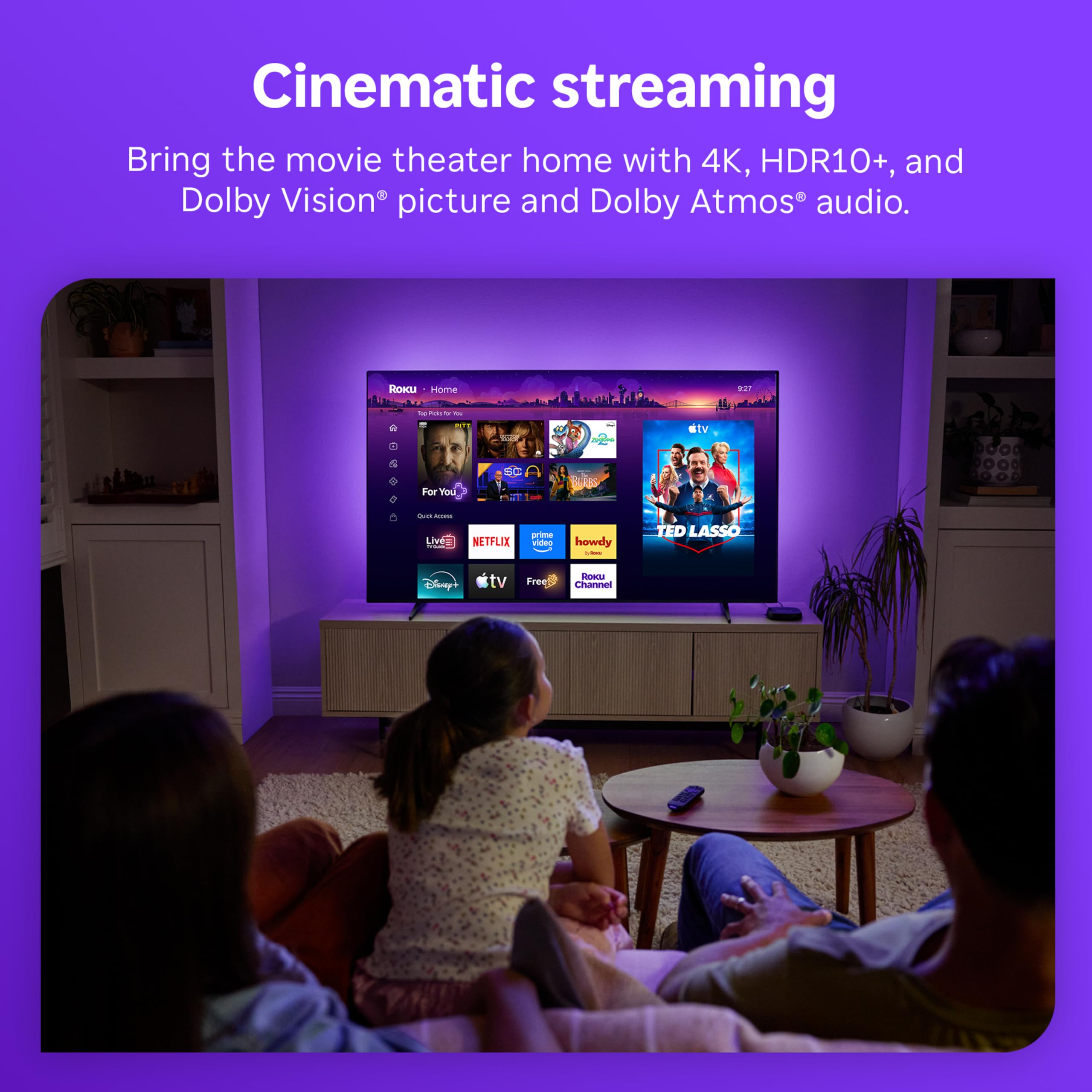 Roku Ultra en sala reproduciendo contenido 4K, disfrutando de imágenes nítidas Roku