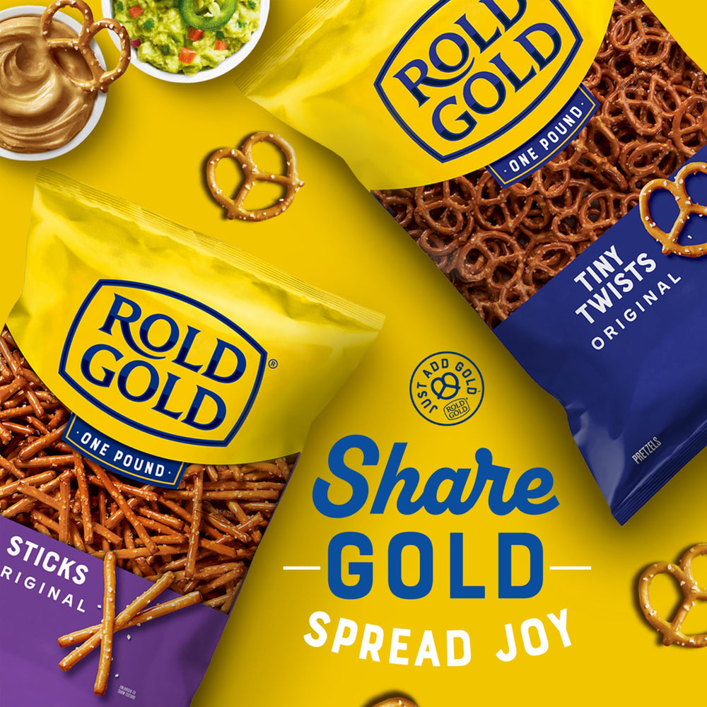Rold Gold persona disfrutando un palito, portátil y listo para llevar
