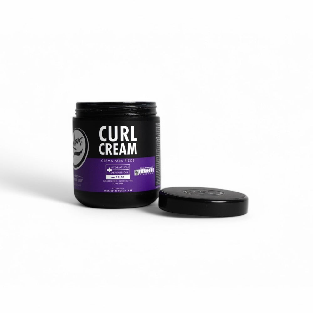 Rolda uso en ducha mostrando aplicación sobre cabello húmedo para mejor definición