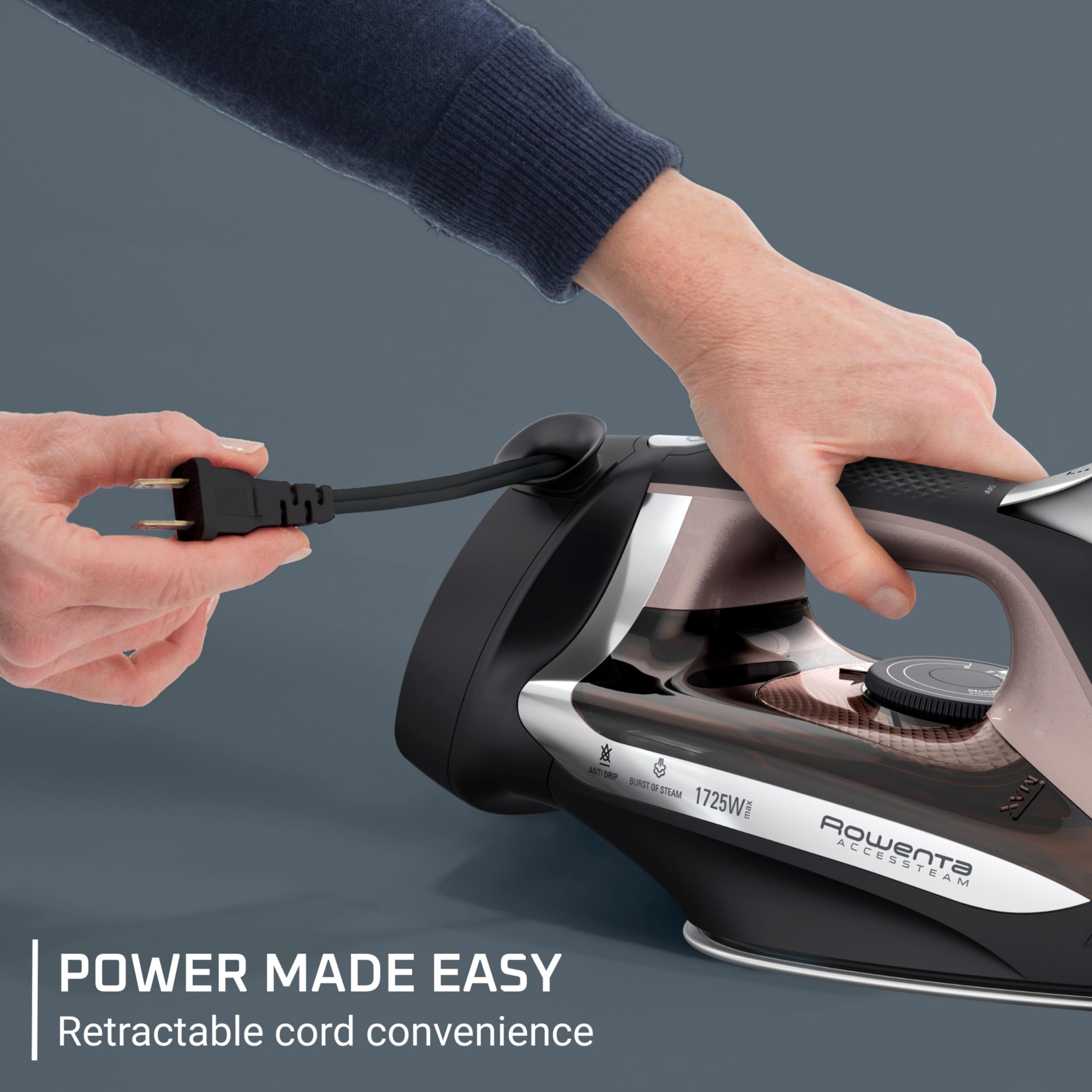 Rowenta AccessSteam comparada con una botella para mostrar tamaño y ergonomía práctica