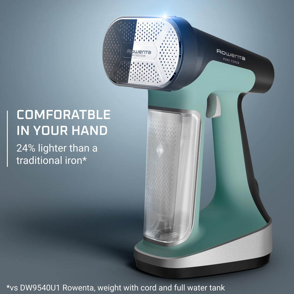 Rowenta Pure Force vaporizando un traje colgado para acabado sin arrugas