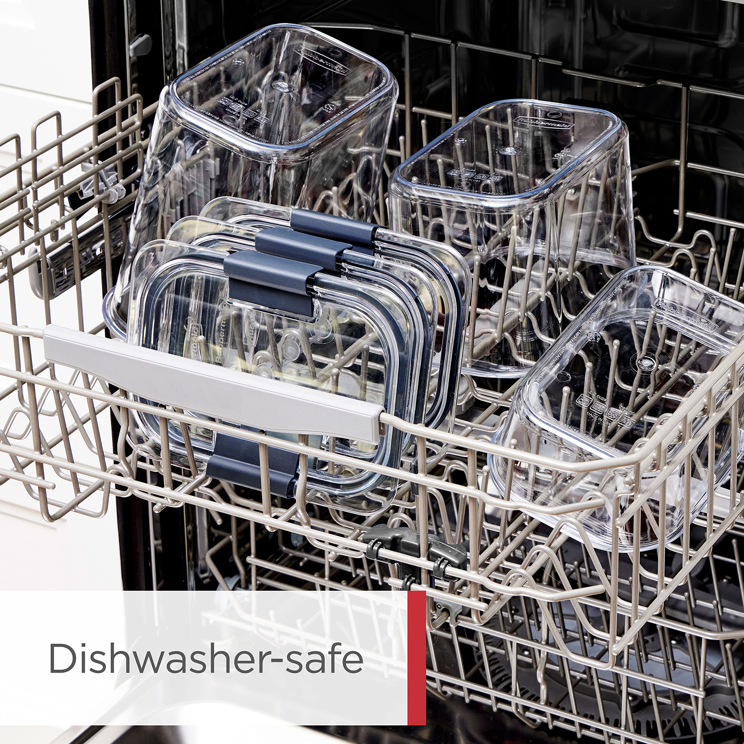 Rubbermaid varios recipientes apilados optimizando espacio en despensa