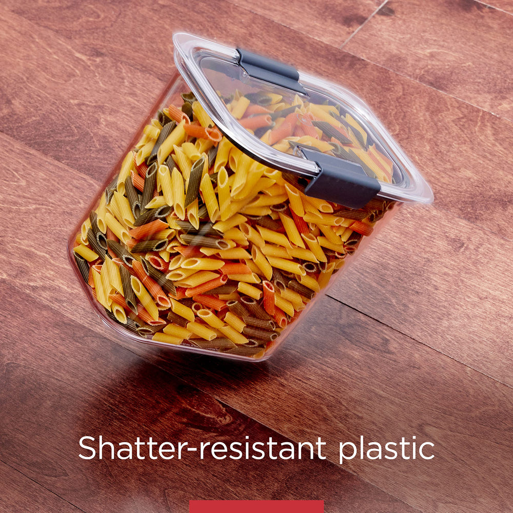 Rubbermaid recipiente en uso en cocina facilitando acceso a ingredientes
