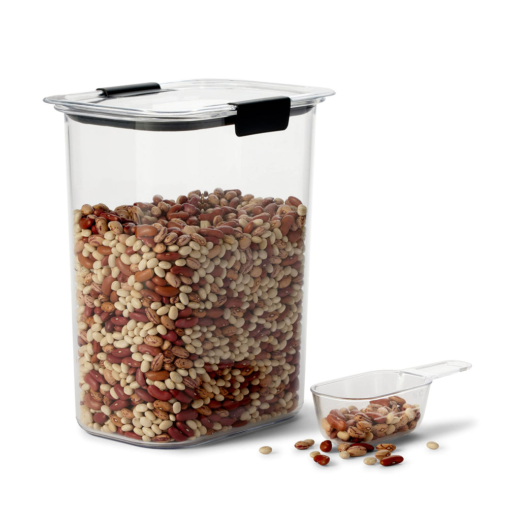 Rubbermaid comparación de tamaño 16 tazas junto a utensilios para escala